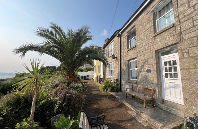 LOOKOUT COTTAGE, pet friendly, country holiday cottage in Newlyn