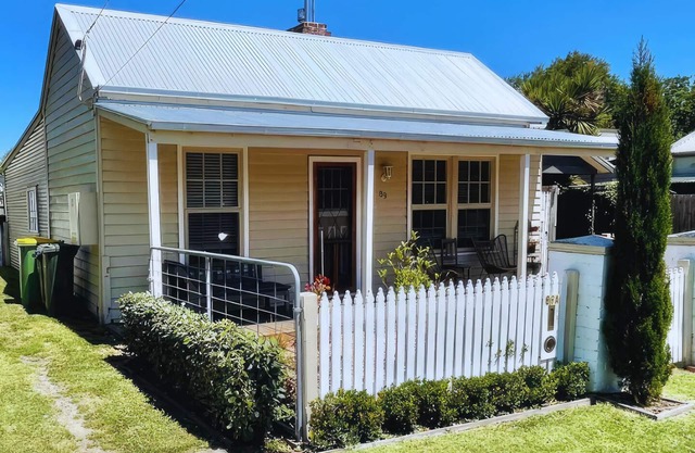 Loose Leaf Country Cottage