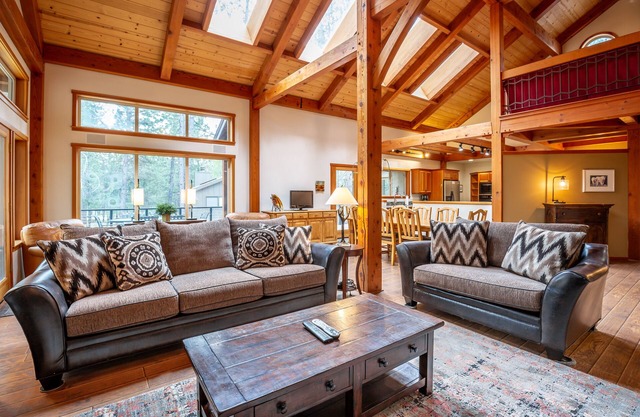LOST07 - Spacious home, Hot Tub, Gas Fireplace, Ping Pong