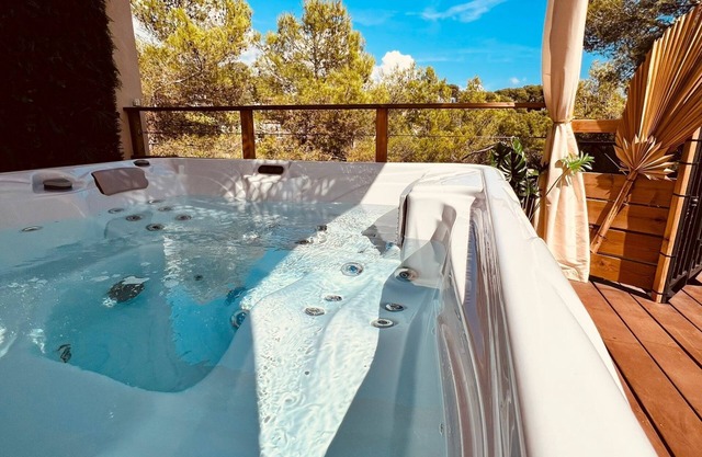LOVE ROOM Lodge tent with private Jacuzzi at C&C for ADULTS only