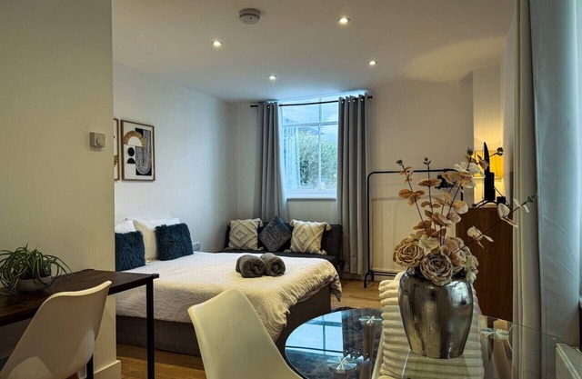 Lovely 1-Bed Home | Near Maidstone High Street