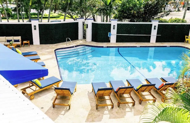 Lovely 1 Bedroom Apt w/Patio, Kitchenette, Pool Access, & Parking