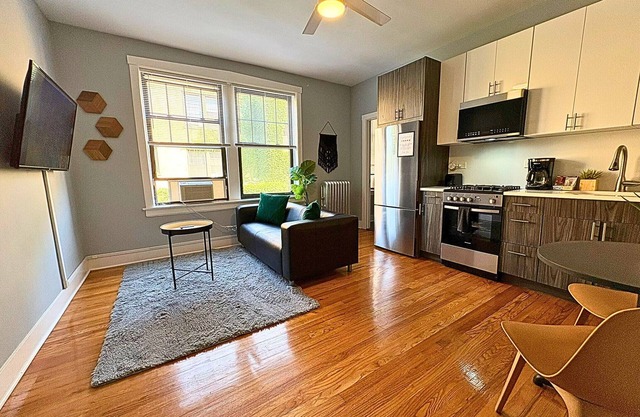 Lovely 1BR Apt in Lakeview