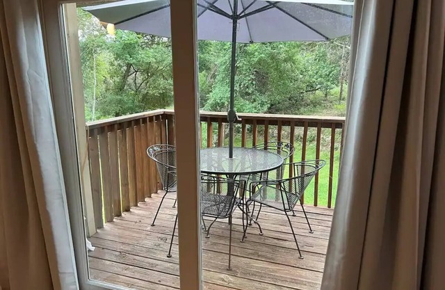Lovely 2/2 Nature Lodge near Downtown with Firepit