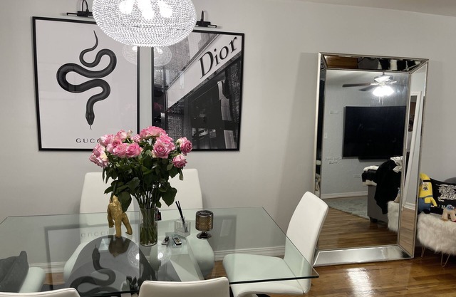 Lovely 2 bed/bathroom apartment with open parking