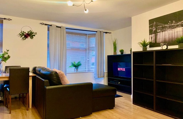 Lovely 2 bed Ground floor flat with free Parking