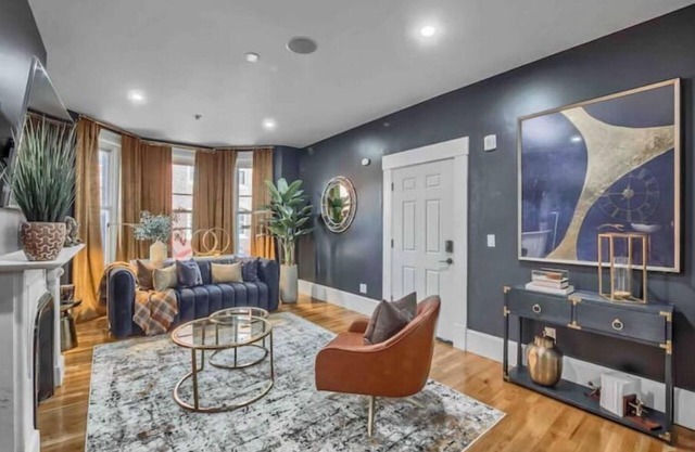 Lovely 2 bedroom condo 5 mins from downtown