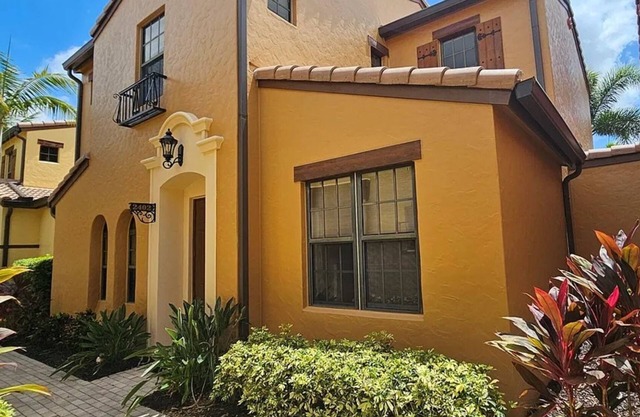 Lovely 2-bedroom condo plus loft at Paseo in Ft Myers with AC and outdoor patio.