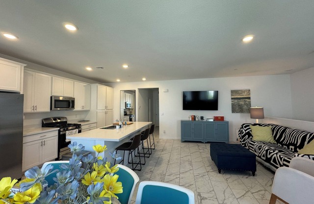 Lovely 2B2B Townhouse in SuperB Location in Henderson
