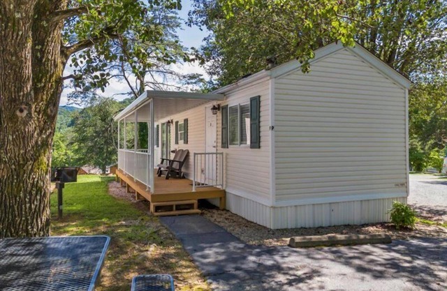 Lovely 2BR Cottage in Pigeon Forge