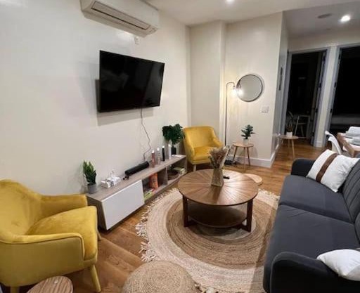 Lovely 3 bedroom apartment w/Balcony and BBQ Grill