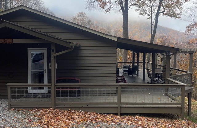 Lovely 3-bedroom house with WiFi in Maggie Valley with hot tub