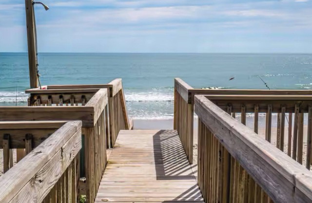 Lovely 3-bedroom townhome on a canal for boating-kayaking- steps to the beach