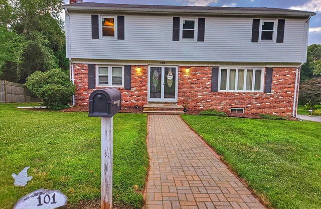 Lovely 4-bedroom colonial house with WiFi and A/C in Warwick