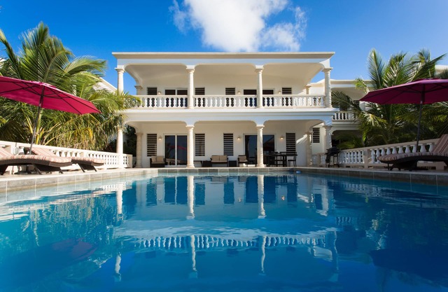 Lovely 6-bedroom Villa with Pool