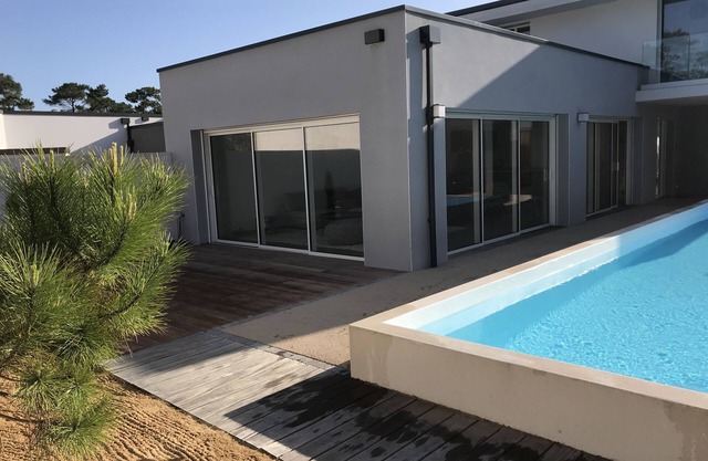 Lovely 8/10-person house, heated pool 400 m from the ocean