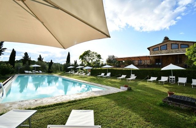 Lovely apartment for 5 people with WIFI, A/C, pool, TV and pets allowed, close to Siena
