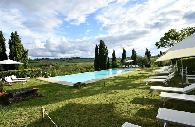 Lovely apartment for 5 guests with pool, A/C, WIFI, TV, pets allowed and parking, close to Siena