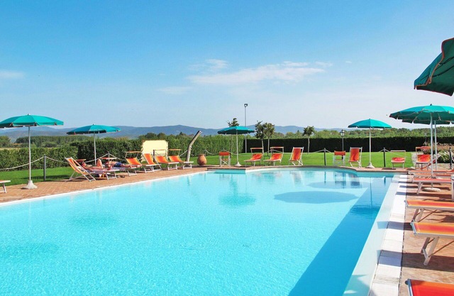 Lovely apartment for 4 people with pool, WIFI, A/C, TV, patio and pets allowed