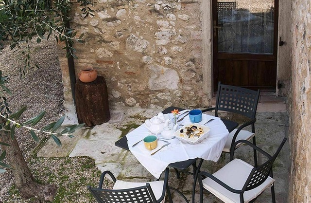 Lovely apartment in villa with WIFI, pool, A/C, TV, patio and panoramic view, close to San Gimig.
