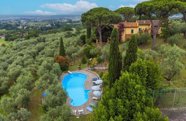 Lovely apartment in villa for 6 guests with private pool, WIFI, TV, patio and pets allowed