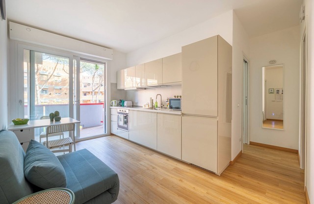 Lovely apartment 5 minutes walk from Tor di Valle Station of MetroMare linen