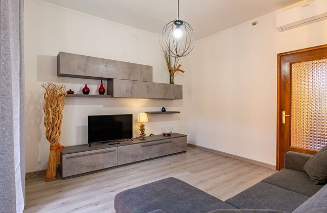 Lovely apartment for 5 guests with WIFI, A/C and balcony