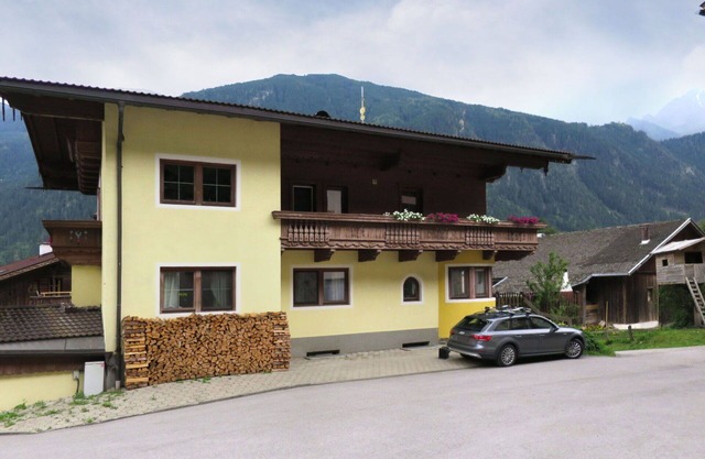 Lovely apartment for 10 guests with WIFI, TV, balcony and parking
