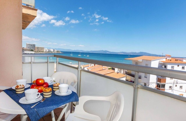 Lovely apartment for 4 guests with WIFI, A/C, TV and balcony