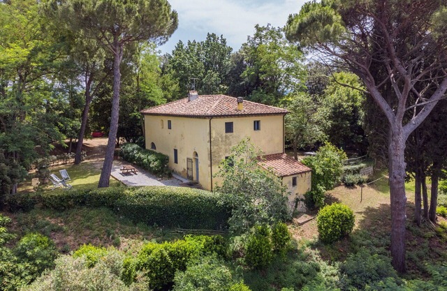 Lovely apartment in villa for 4 guests with WIFI, pool, pets allowed and parking