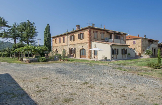 Lovely apartment in villa for 12 guests with WIFI, A/C, TV, patio and pets allowed