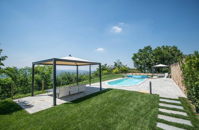 Lovely apartment in villa with WIFI, pool, A/C, TV, patio, pets allowed, panoramic view, parking