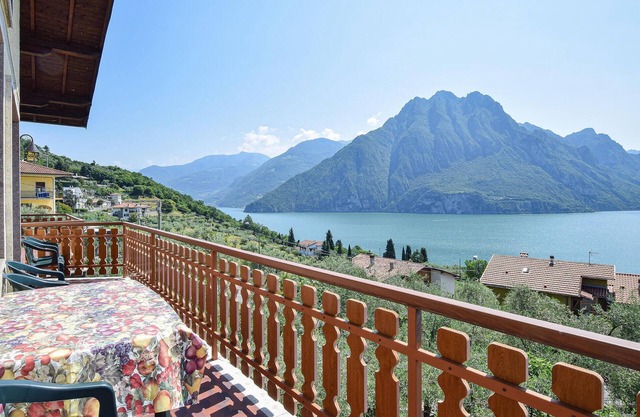 Lovely apartment in Riva di Solto
