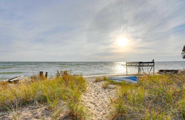 Lovely Au Gres Cottage with Hot Tub Walk to Beach!