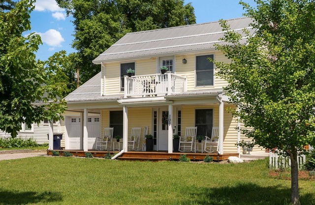 Lovely Bellaire home across from park with beach, walk to Shorts, spa, fun games