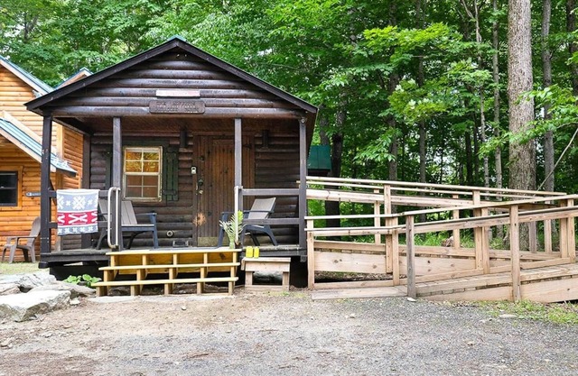 Lovely cabin nestled in the woods one minute from Sugarbush Resort