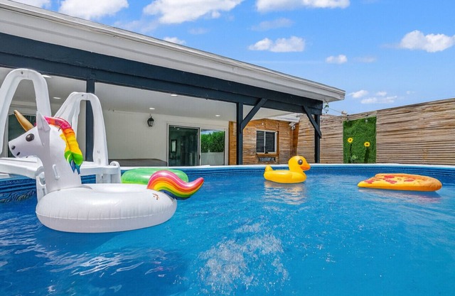 Lovely Canal Side Retreat: Pool, Patio & Firepit