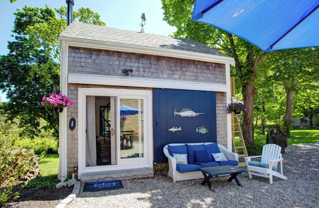 Lovely Carriage House w/Spa Near Beach, Pets Welcome!