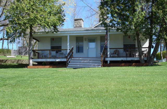Lovely Cottage, Completely Remodeled Two Bedroom One Bath Can Accommodate Six.