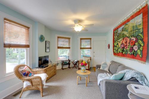 Lovely Hendersonville Retreat about 1 Mi to Downtown!