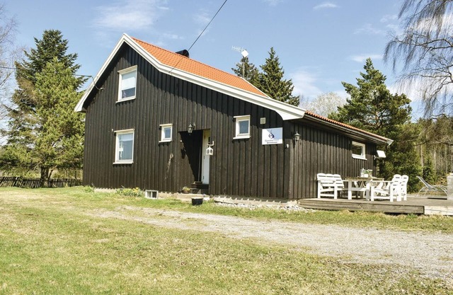 Lovely home in Enebakk with WiFi