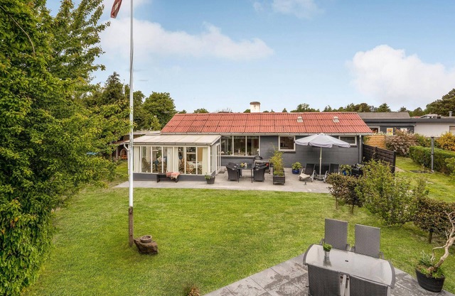 Lovely home in Juelsminde with kitchen