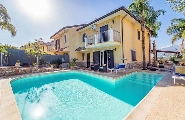 Lovely home in Trappitello with WiFi