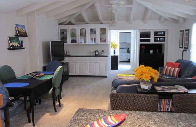 Lovely La Jolla Shores Getaway - Easy Walk to Beach!