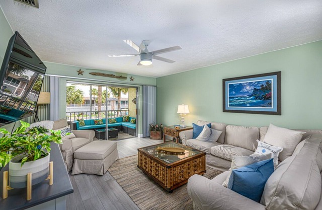 Lovely modern 2 bed condo w/pool and gulf access