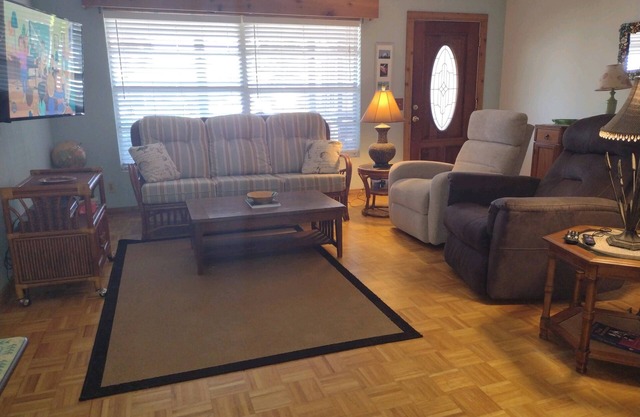 Lovely Pool Home Near Pinellas Trail, Honeymoon Island: Minimum Rental: 3 months