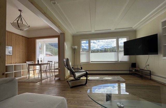 Lovely, Spacious 1 Bedroom - Awesome VIEWS, LIGHT