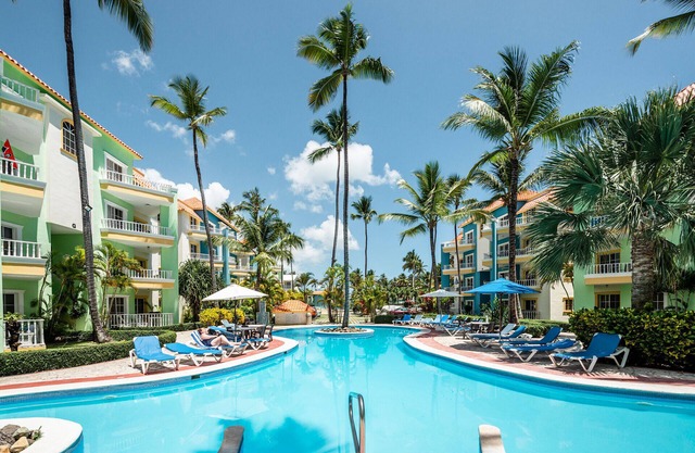 Lovely Spacious Condo with Pool View, Close to Beaches and Shops!