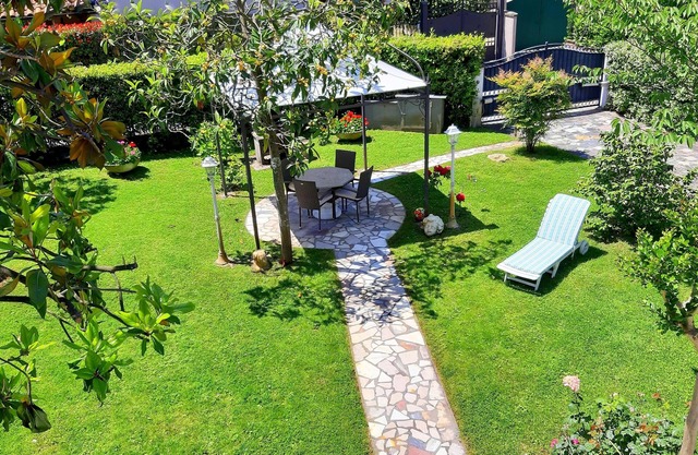 Lovely Villa with garden, 400 mt from the sea, Forte dei Marmi, Versilia,Wi-Fi.