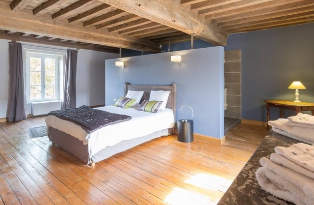 LOVERS OF "THE CHIC COUNTRYSIDE"- AN 18TH CENT INN IN BURGUNDY